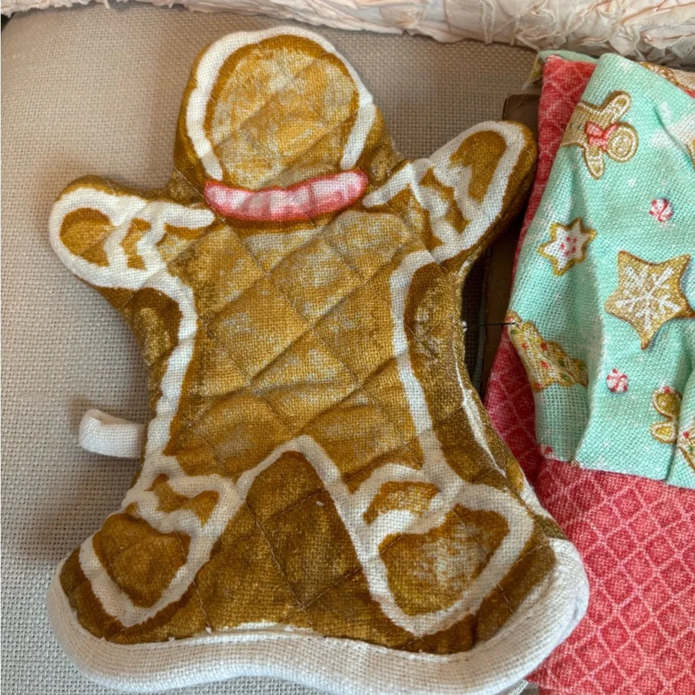 Creative Co-Op Gingerbread Man Holiday Kids Chef Set.  Ages 5+